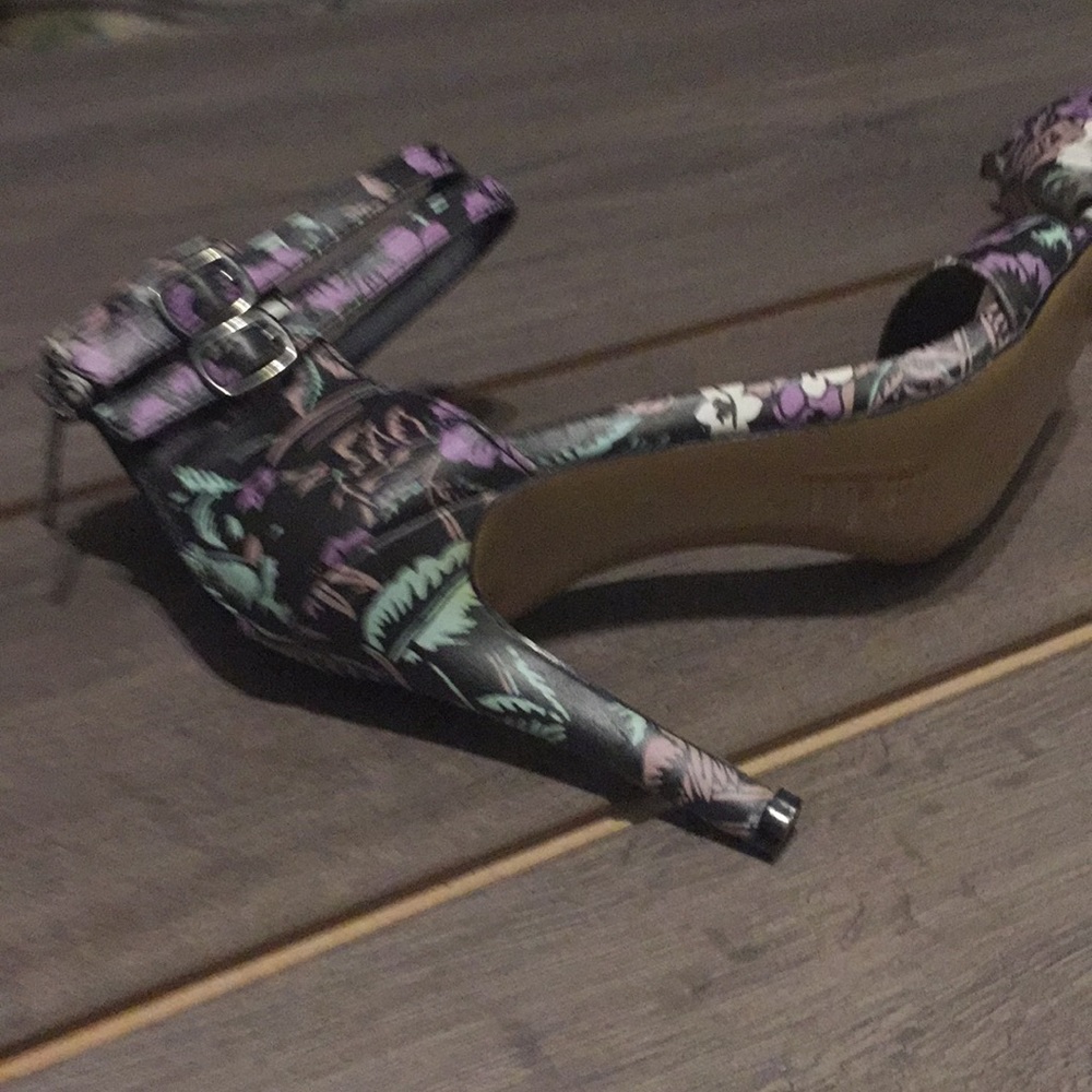Heels - Picture 3 of 3